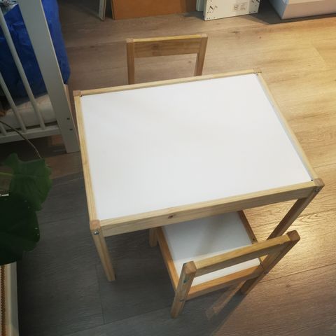 Bord og 2 stoler fra ikea