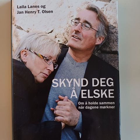 Skynd deg å elske: om å holde sammen når dagene mørkner  Av  Laila Lanes,