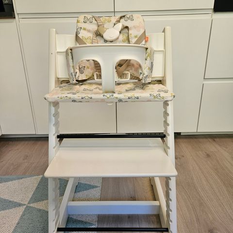 Stokke Tripp Trapp Stol Hvit med Babyset + sele + stolpute