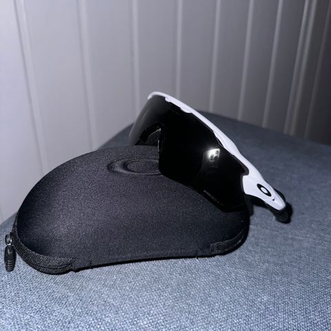 Oakley Radar EV Path Hvit med Prizm Black Polarized Brilleglass