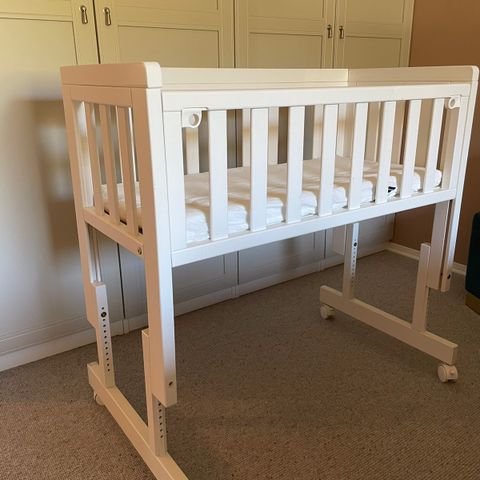 Troll bedside crib