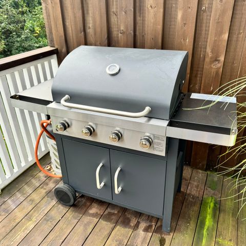 Lite brukt gassgrill med 4 brennere. Propan medfølger.