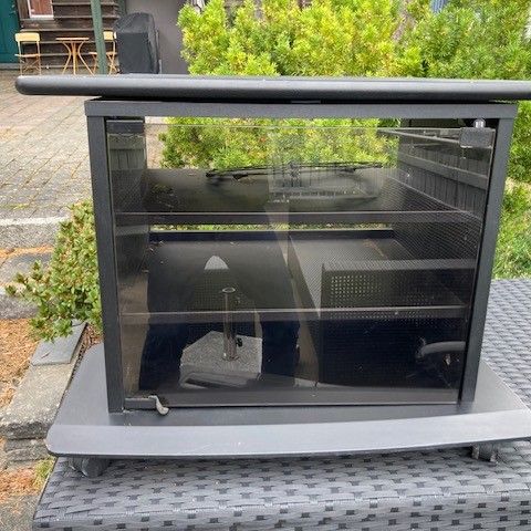 Liten TV / Stereo benk med svingbar topp plate