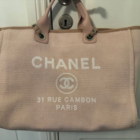 Chanel Deauville i medium vurderes solgt.