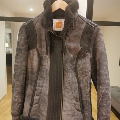 Kul shearling jakke fra Hugo Boss selges!