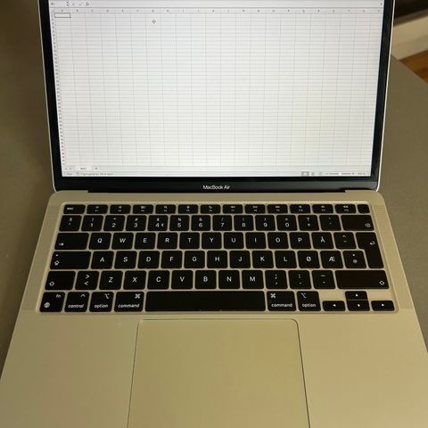 MacBook Air M1 med 13" skjerm