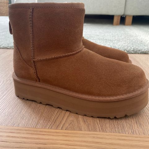 Ugg mini plattform selges i str 36