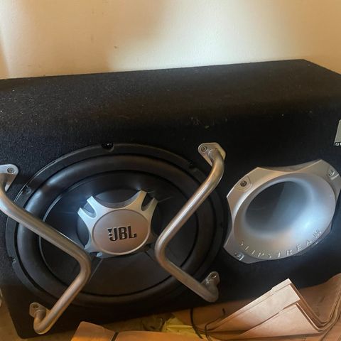 JBL subwoofer og forsterker