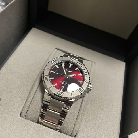 Oris Aquis Rød Cherry 41mm