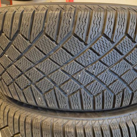 Jeg selger et sett med Continental Contact 255/50/20R vinterdekk.