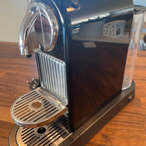 Nespresso Citiz D110 kaffemaskin og kapselholder