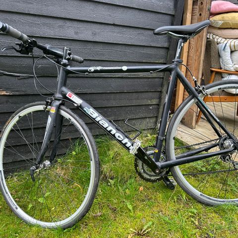 Bianchi Camaleonte hybrid (tilsvarende landevei sett bort ifra styret)