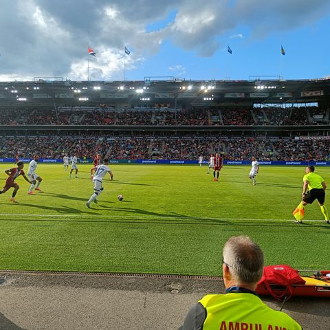 2 billetter Norge - Slovenia. En voksen og ett barn (0-15 år) Meget gode plasser