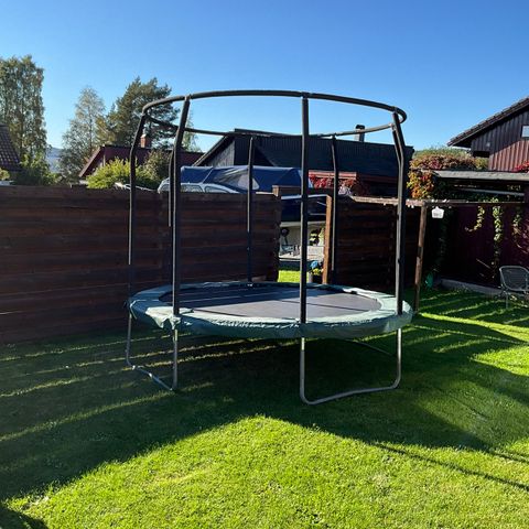 Jumpiking trampoline. Gis bort ved henting og demontering.