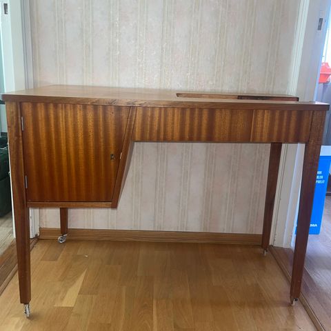 Vintage symaskinbord i Teak