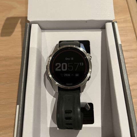 Garmin Fenix 7s PRO Solar 42mm med lykt - sort med detaljer i sølv