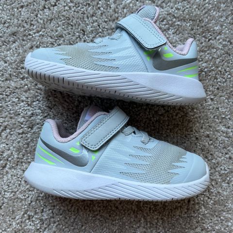 Sko Nike str 23,5