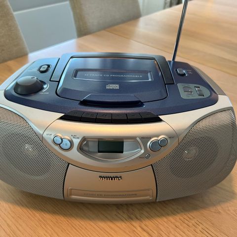 Philips Home Audio System, CD, radio og kassettspiller. Modell AZ1004/00C