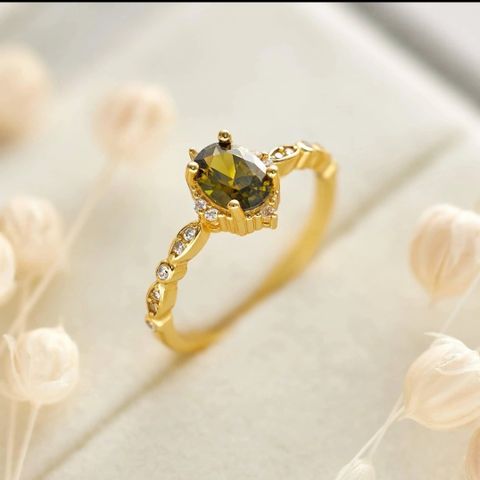 Gullbelagt ring med Peridot senter stein