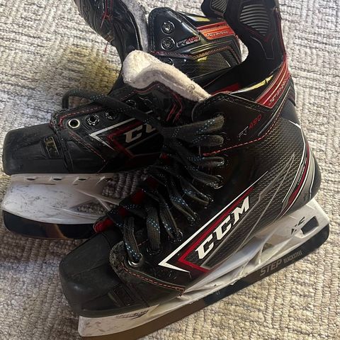 Ccm JetSpeed FT490 Hockeyskøyter med CCM STEP Blacksteel. Str 38,5