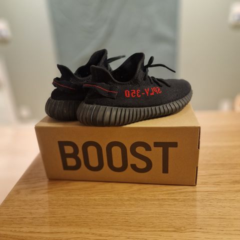 Yeezy Boost 350 V2 CBLACK/RED 43 1/3