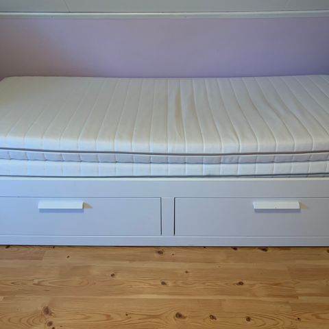 Ikea Brimnes hvit 204x87/168 cm, seng med 2 skuffer og 2 madrasser