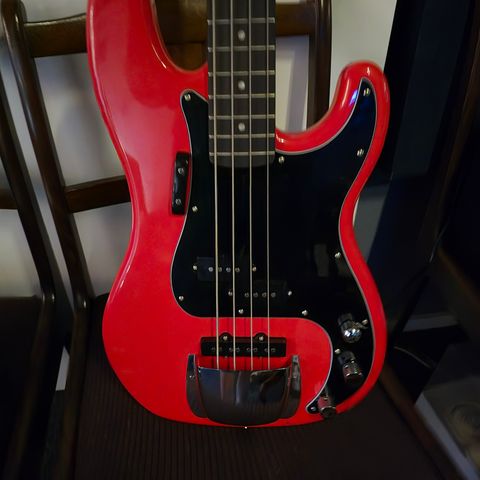 Squire ( Fender) pressbass - retro look