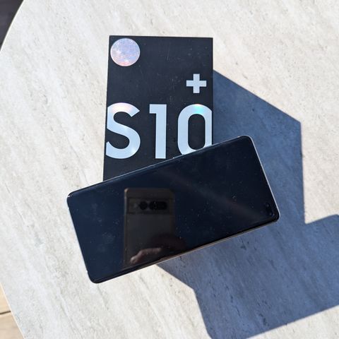 Samsung Galaxy S10+ med 3 stk deksel