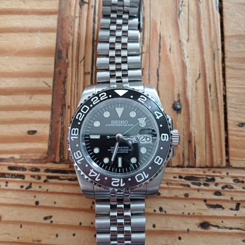 Seiko mod 41mm GMT Master Black and Grey til salgs