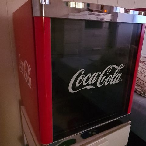 Coca-Cola Cool Cube Kjøleskap (rød)