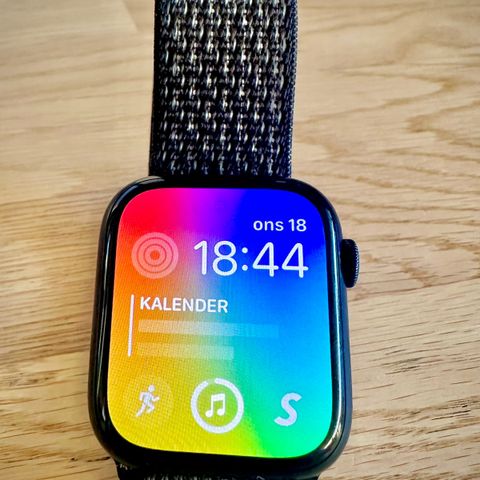 Apple Watch Series 8 (GPS + Cellular), 45mm aluminium i midnatt, Nike Sport Loop