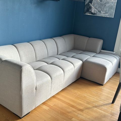 Beige sofa med sjeselong