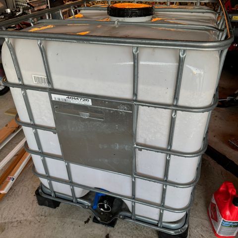 1000ltr IBC tank selges