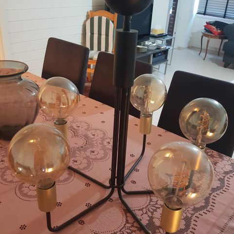 Fin lampe selges med pærer!