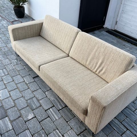 Sofa med forkrummet understell. Bo Concept