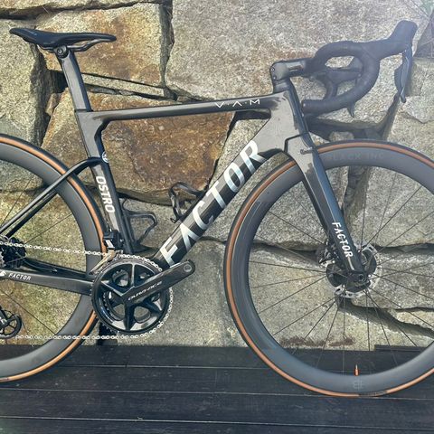 Factor Ostro - komplett Dura-Ace, Black Inc og Ceramic Speed. Str: 52