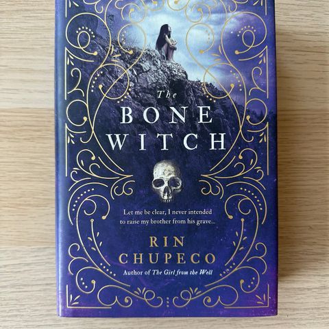 The Bone Witch (innbundet bok/ hard cover, Engelsk)