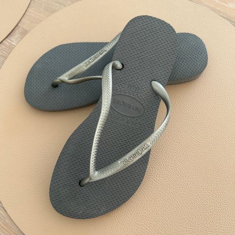 Nye Havaianas slim EUR str. 37/38, men passer bedre str 37. Farge grå / silver