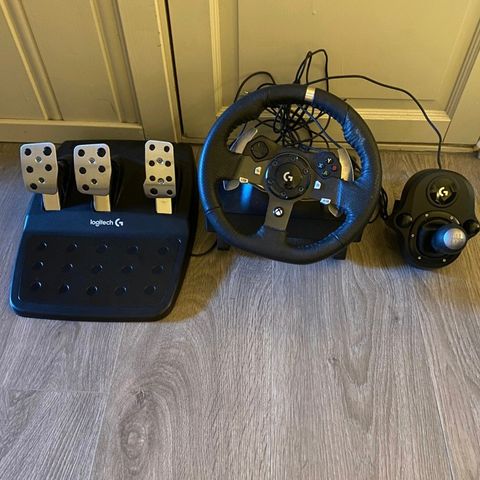 Logitech G920 racingratt og pedaler og Driving Force girspak