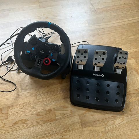 Logitech G29 ratt og pedalsett.