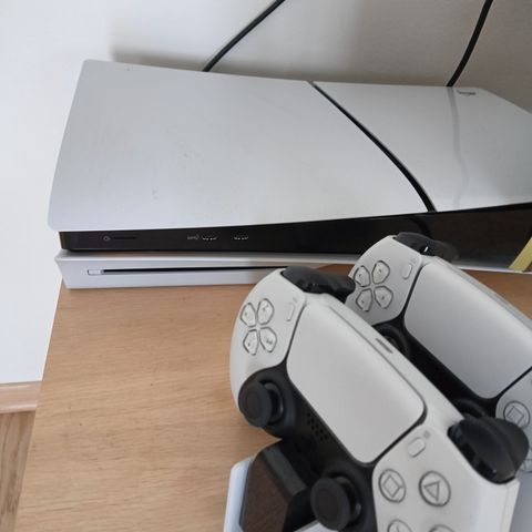 PlayStation 5 slim med to kontroller og trådløs lader med garanti og forsikring