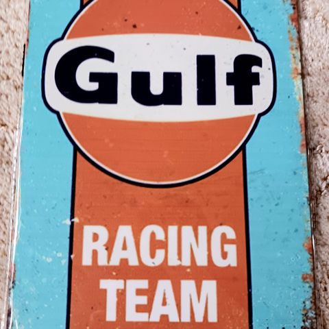 GULF RACING TEAM METALL SKILT SELGES