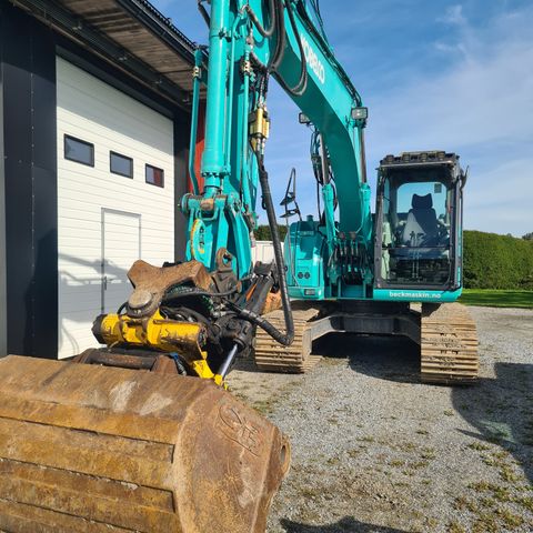 Kobelco 140 - SRLC-3 - 2016  Engcon rotortil med puss og steinskuff