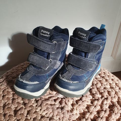 Boys' shoes for sale, only used by one child. Size 26