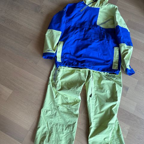 Burton Gore-Tex ski- og snowboardklær. Veil ca. 10 000,-.