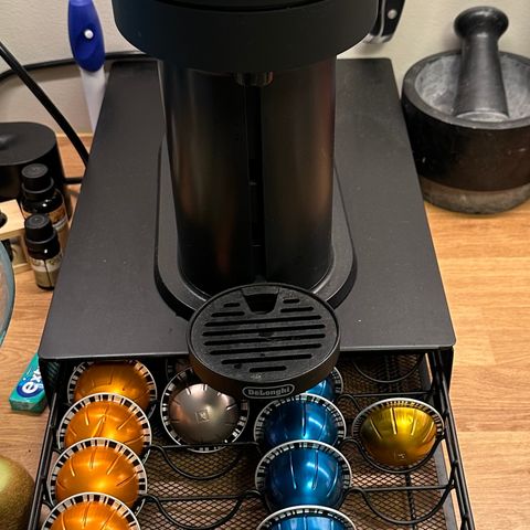 Nespresso kaffemaskin og ‘’bord’’ med beholdere til kapsler