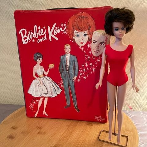 Mattel  - Barbie dukke Brunette Bubble Cut with Clothing and Carrying Case - 196