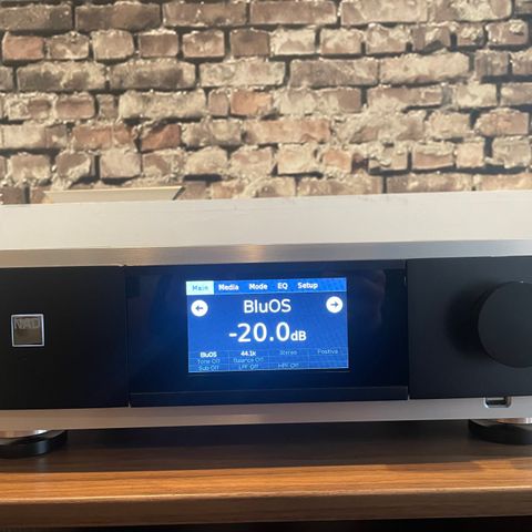 NAD M12 forforsterker med bluesound streaming