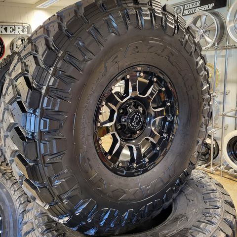 17" Black Rhino | 40" Maxxis Razr MT772