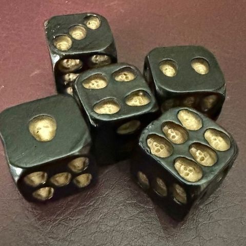 Curious Lot of 5 Macabre Skull hand carved Memento Mori dices - Terning